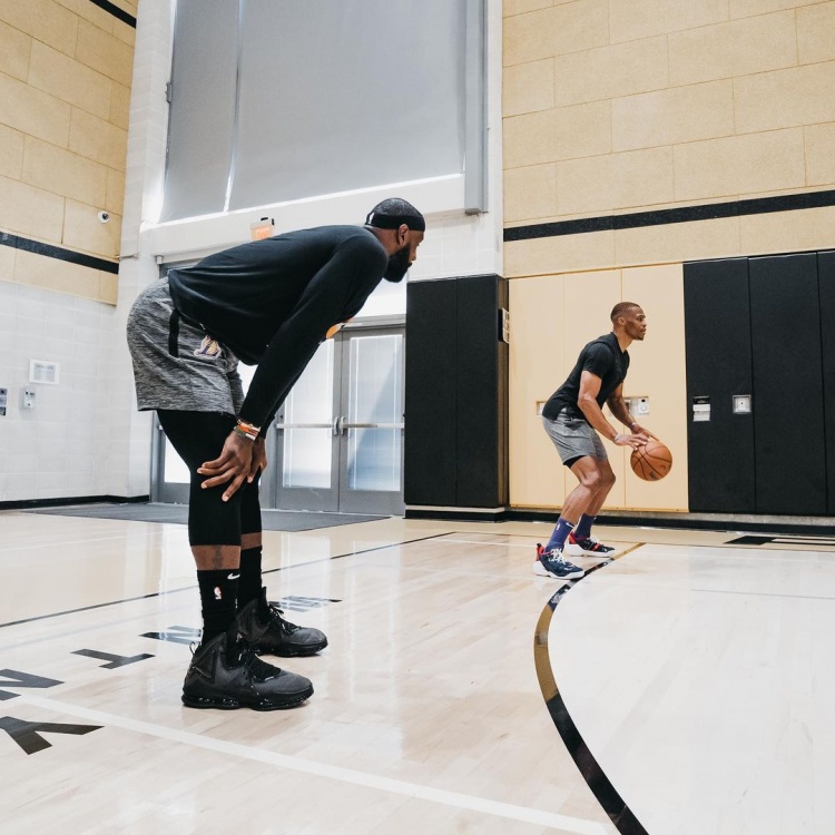 男子吐槽：情绪稳定有多么重要，千万不要教自己对象打羽毛球！